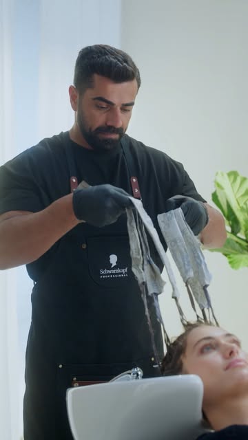 Yeni, geliştirilmiş ve her zamankinden daha iyi ✨
Yeniden formüle edilen #BLONDME Lightener 9+ çok yakında geliyor! ????

#BlondMeRelaunch26 #NewBlondeNewMe #schwarzkopfpro #FOREVERYYOU