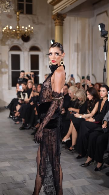 ✨ Emre Ayaksız ekibi, ünlü isimlerin katıldığı defilede yer aldı!
Gecenin yıldızları arasında @sevvsahin 'in de yer aldığı bu özel defilede, saç tasarımlarıyla fark yarattık.
???? Podyumda zarafetin ve gücün buluşması...

#emreayaksiz #fashionshow #hairstylists #sevvalsahin #fashionweeks