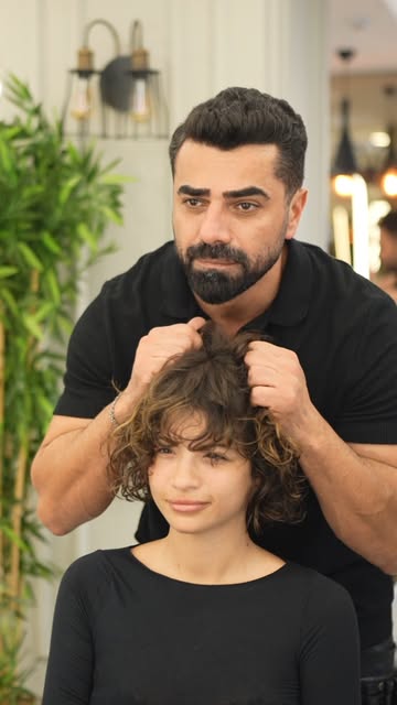 Doğallığın en modern hali ????‍♀️✨
Katlı, hacimli ve özgür kesimle her an şık, her an sen!
Yüz hatlarını öne çıkaran perçemlerle Fransız dokunuşunu hisset. ????????✂️
Saçlarında doğallık, tarzında özgüven ????

#emreayaksiz #hairtransformatıon #katlıkesim #sacmodeli #etilerkuaför #shaggybob